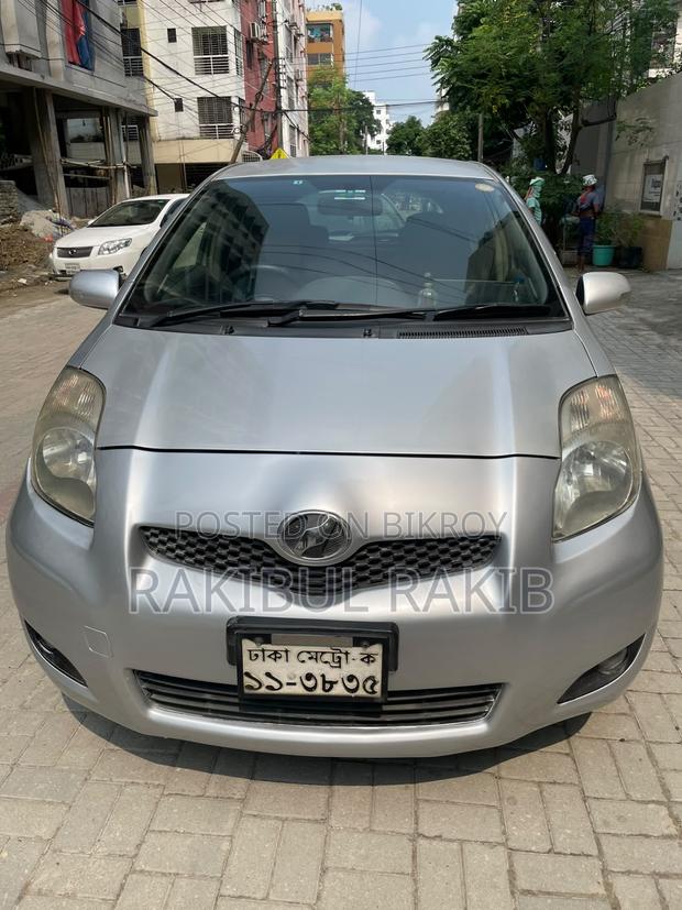 Toyota Vitz 2009 Silver