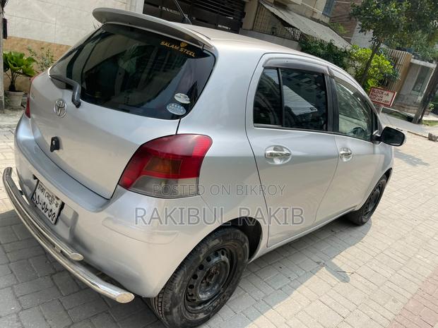 Toyota Vitz 2009 Silver