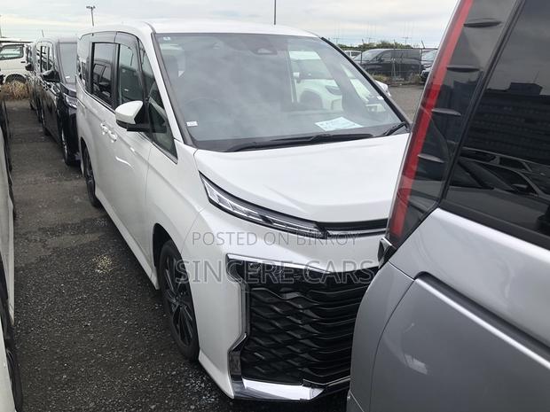 Toyota Voxy 2022 Pearl