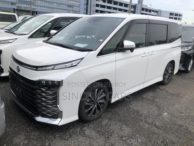 Toyota Voxy 2022 Pearl