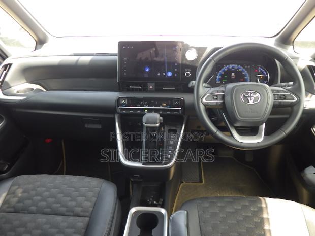 Toyota Voxy 2022 Pearl