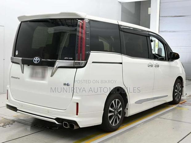 Toyota Esquire 1.8 FWD Hybrid (7 seater) 2021 Pearl