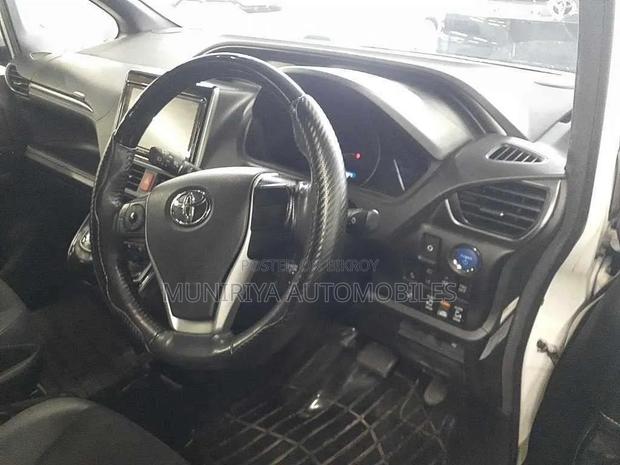Toyota Esquire 1.8 FWD Hybrid (7 seater) 2021 Pearl