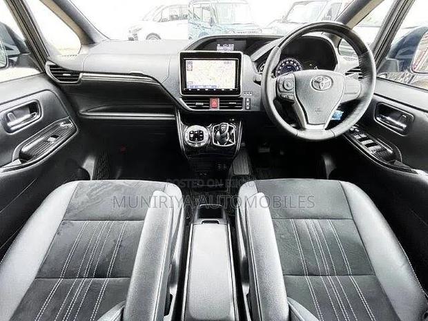 Toyota Esquire 1.8 FWD Hybrid (7 seater) 2021 Pearl