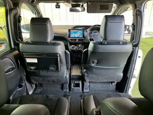 Toyota Esquire 1.8 FWD Hybrid (7 seater) 2021 Pearl