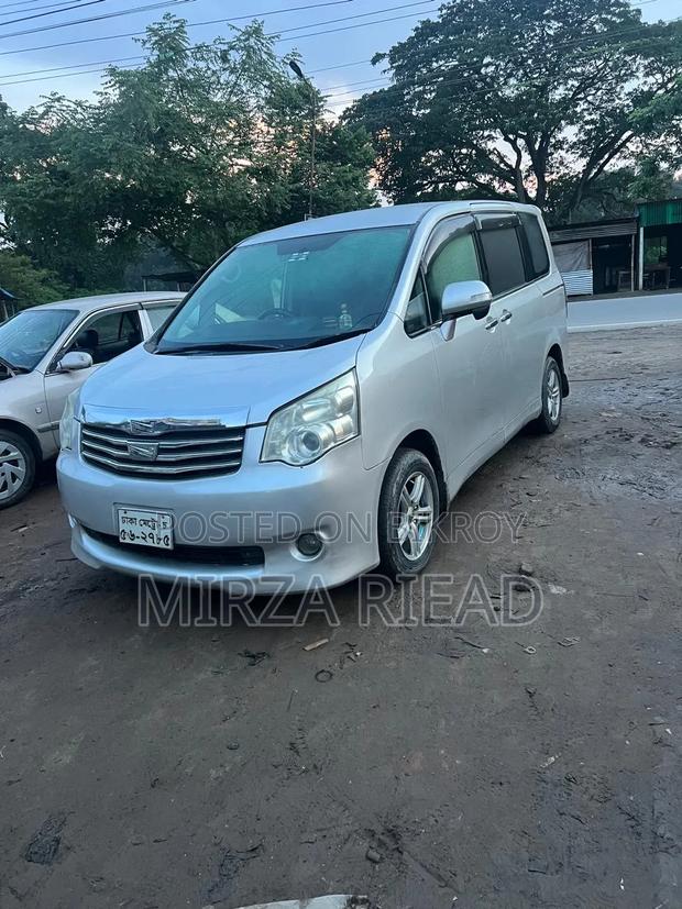 Toyota Noah 2012 Silver