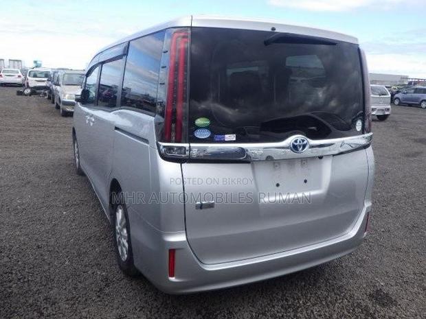 Toyota Noah 1.8 FWD Hybrid (7 seater) 2021 White