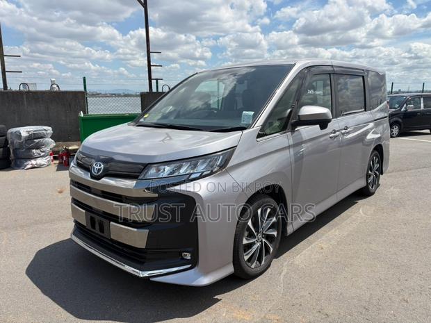 Toyota Noah 2023 Gray