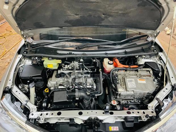 New Toyota Corolla Fielder 1.5 Hybrid FWD 2018 Silver