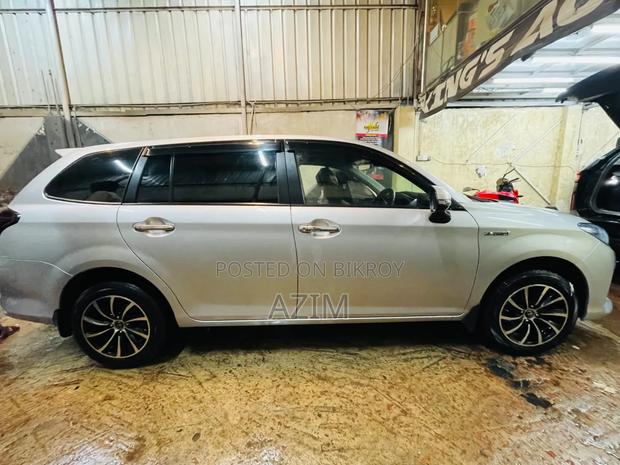 New Toyota Corolla Fielder 1.5 Hybrid FWD 2018 Silver