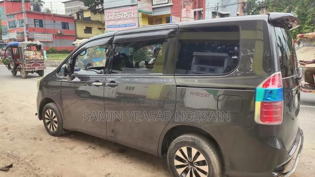 Toyota Noah 2.0 143hp AWD (8 Seater) 2009 Black