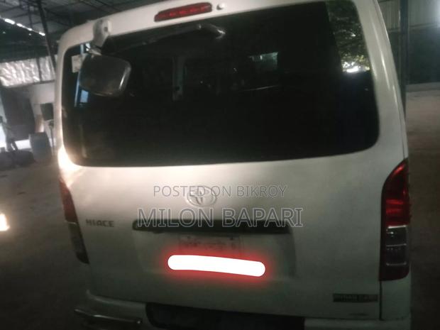Toyota Grand HiAce 2002 White