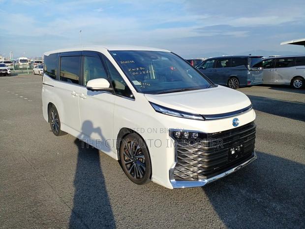 Toyota Voxy 2022 Pearl