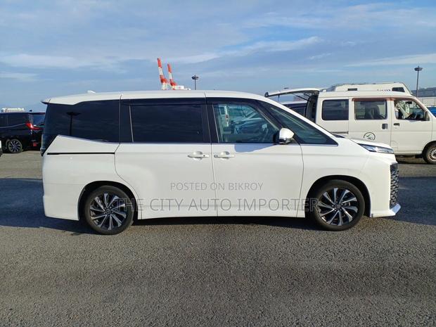 Toyota Voxy 2022 Pearl