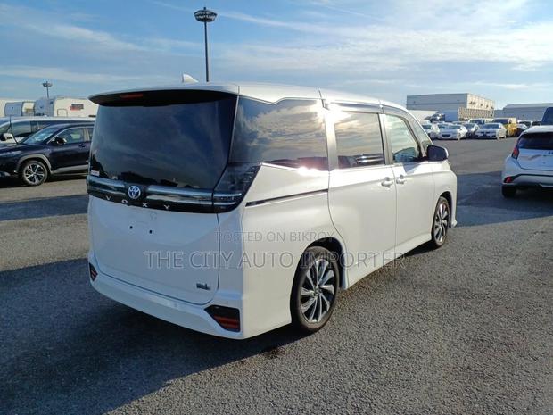 Toyota Voxy 2022 Pearl