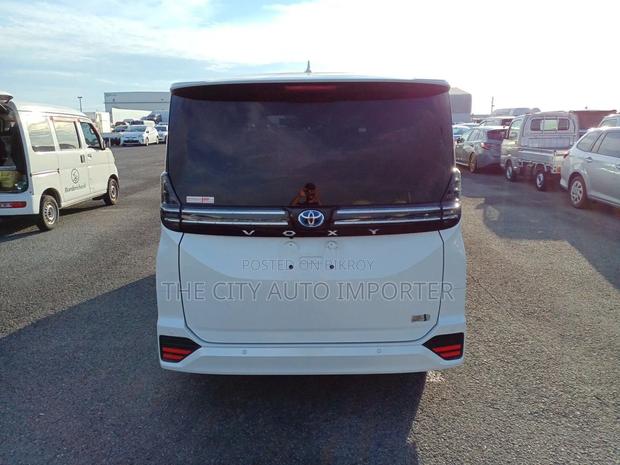 Toyota Voxy 2022 Pearl