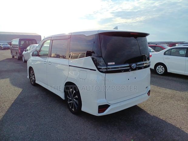 Toyota Voxy 2022 Pearl