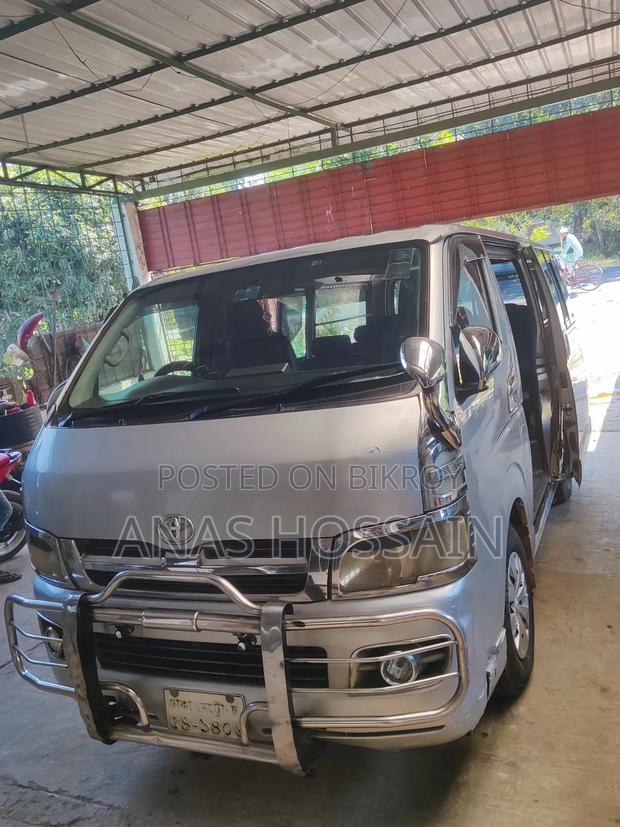 Toyota Grand HiAce 2002 White