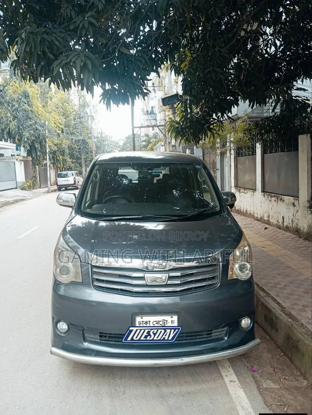 Toyota Noah 2.0 143hp FWD (8 Seater) 2011 Black