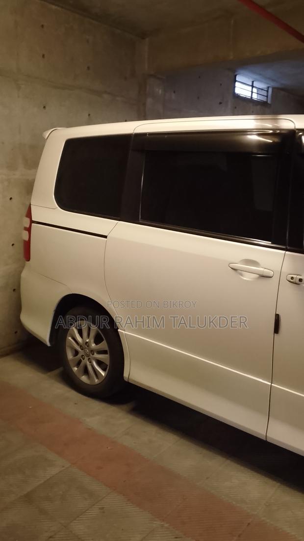 Toyota Noah 2010 Pearl
