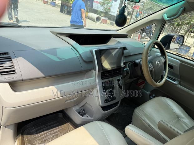 Toyota Noah 2.0 143hp FWD (8 Seater) 2013 Gray