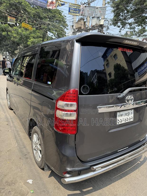 Toyota Noah 2.0 143hp FWD (8 Seater) 2013 Gray