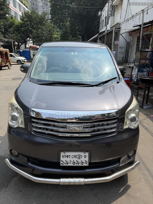 Toyota Noah 2.0 143hp FWD (8 Seater) 2013 Gray
