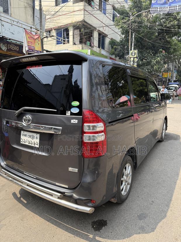 Toyota Noah 2.0 143hp FWD (8 Seater) 2013 Gray