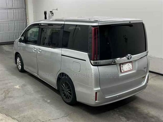 Toyota Noah 1.8 FWD Hybrid (7 seater) 2021 Silver