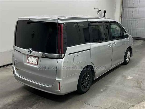 Toyota Noah 1.8 FWD Hybrid (7 seater) 2021 Silver
