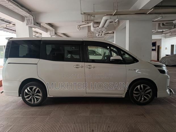Toyota Voxy 2014 Pearl