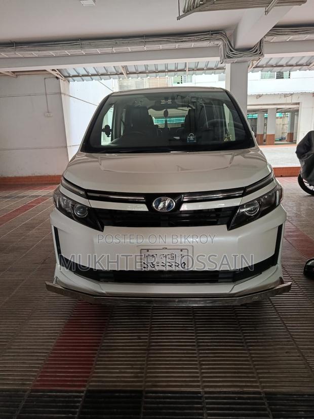 Toyota Voxy 2014 Pearl