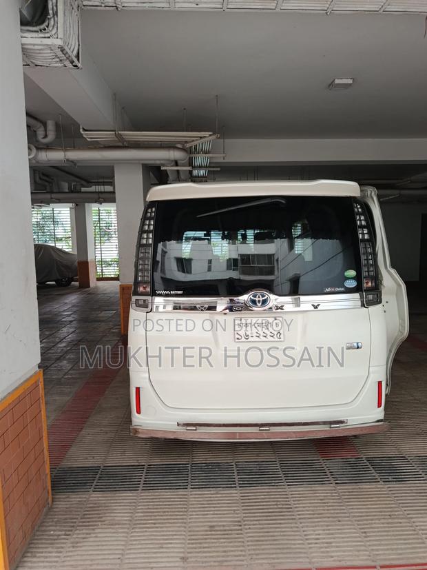 Toyota Voxy 2014 Pearl