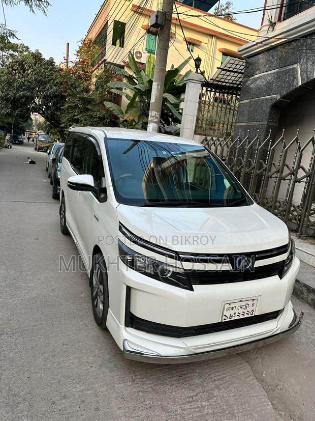 Toyota Voxy 2014 Pearl