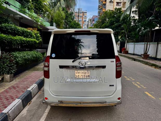 Toyota Noah 2.0 143hp AWD (7 Seater) 2012 Pearl