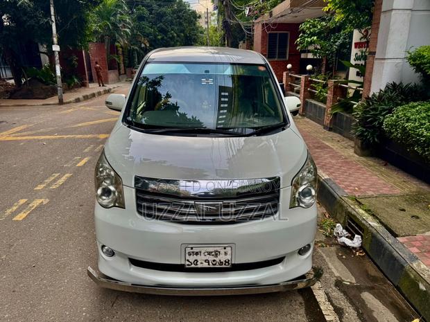 Toyota Noah 2.0 143hp AWD (7 Seater) 2012 Pearl