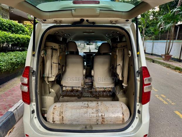 Toyota Noah 2.0 143hp AWD (7 Seater) 2012 Pearl