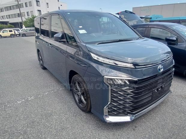 Toyota Voxy 2023
