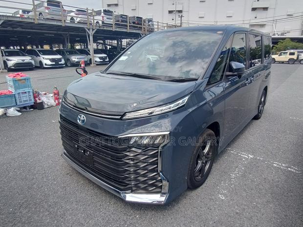 Toyota Voxy 2023