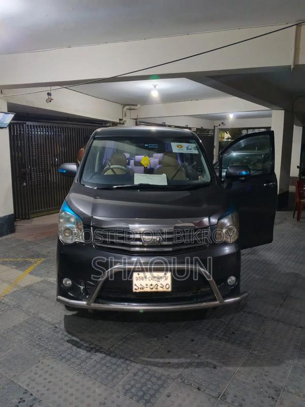Toyota Noah 2.0 143hp FWD (7 Seater) 2012 Gray