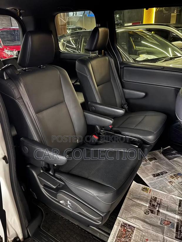 Toyota Esquire 1.8 FWD Hybrid (7 seater) 2021 Pearl