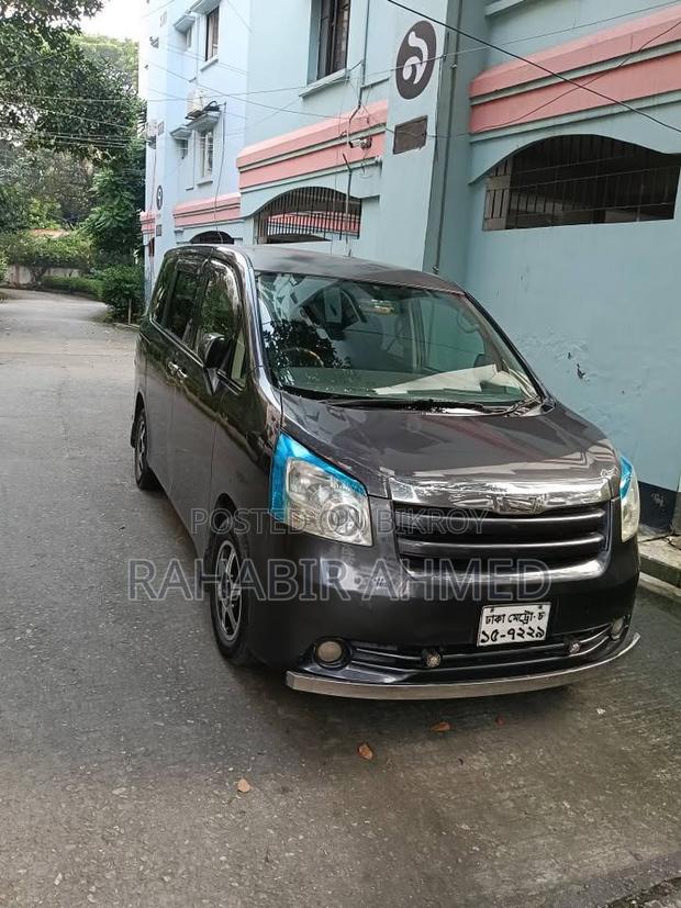 Toyota Noah 2.0 143hp AWD (7 Seater) 2010 Gray