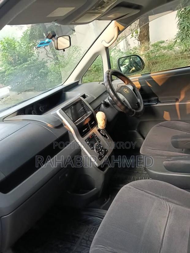 Toyota Noah 2.0 143hp AWD (7 Seater) 2010 Gray