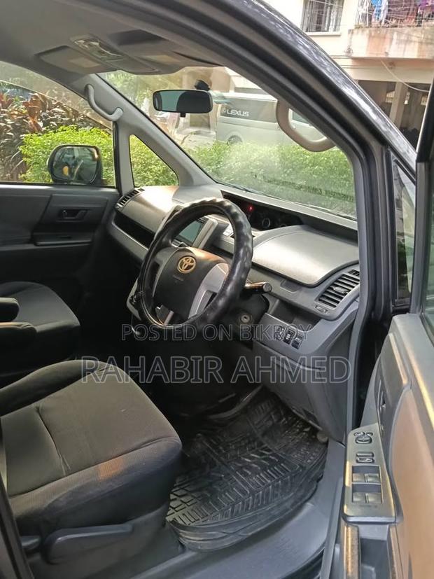 Toyota Noah 2.0 143hp AWD (7 Seater) 2010 Gray