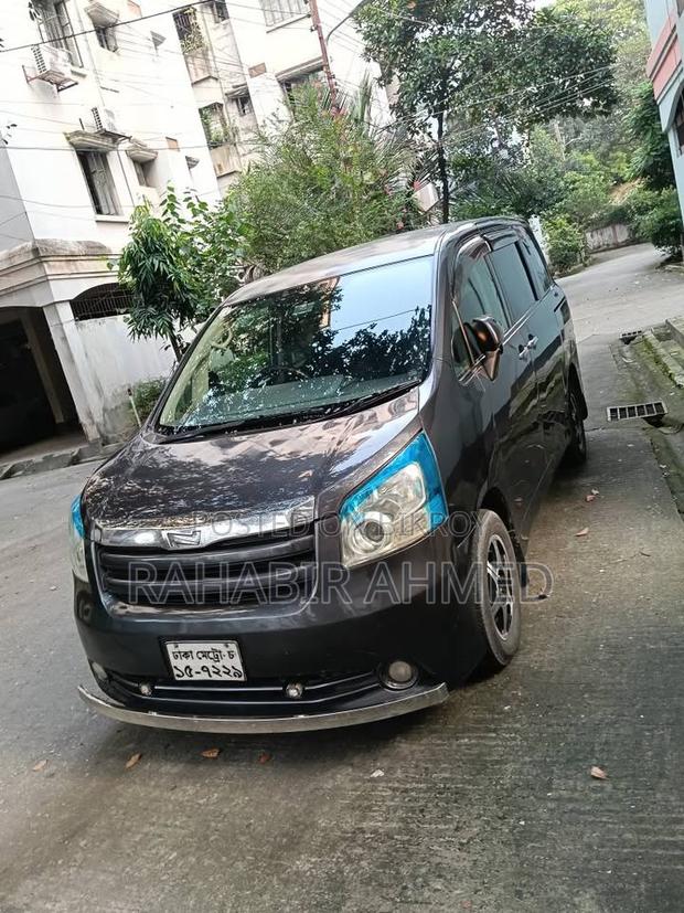 Toyota Noah 2.0 143hp AWD (7 Seater) 2010 Gray