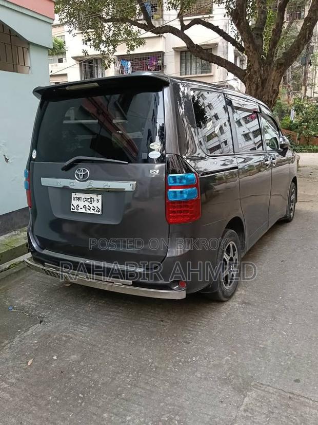 Toyota Noah 2.0 143hp AWD (7 Seater) 2010 Gray