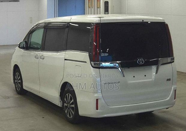 Toyota Esquire 1.8 FWD Hybrid (7 seater) 2021 Pearl