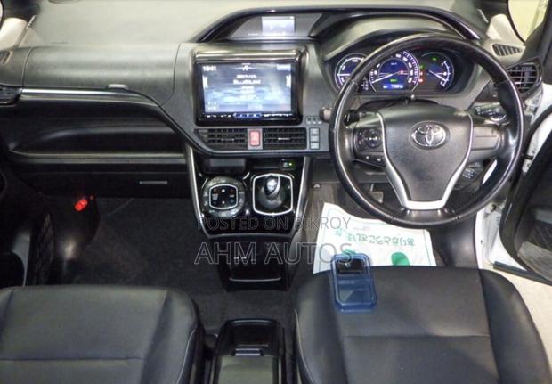 Toyota Esquire 1.8 FWD Hybrid (7 seater) 2021 Pearl