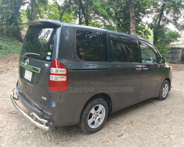 Toyota Noah 2.0 158hp AWD (8 Seater) 2012 Gray