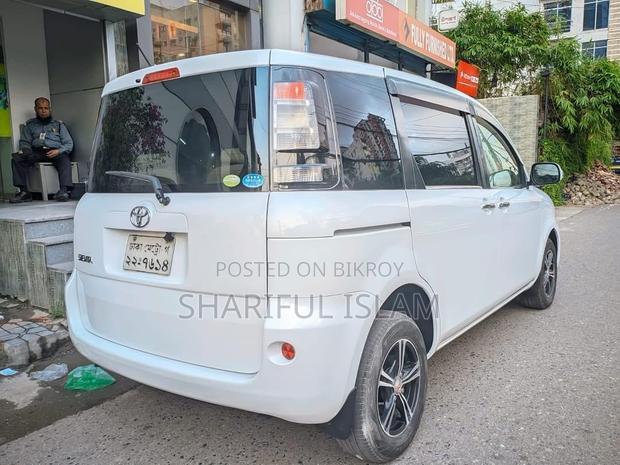 Toyota Sienta 1.5 FWD 2011 Pearl